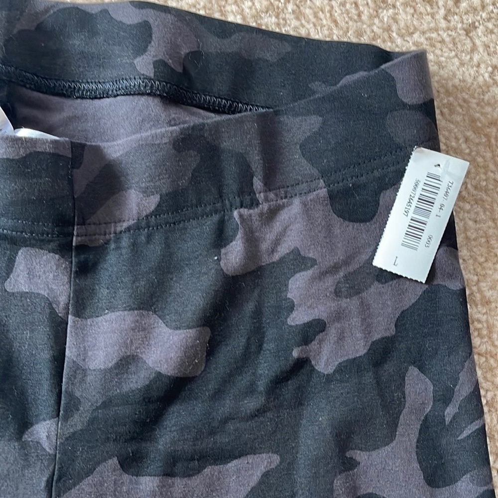 High-Waisted Cropped Legging Black Camo - Picture 2 of 4
